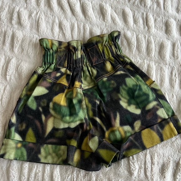 NWT FENDI DENIM HIGH WAIST SHORTS WITH GREEN PRINT SIZE 38 ITALIAN / size 0-2 - Picture 2 of 5
